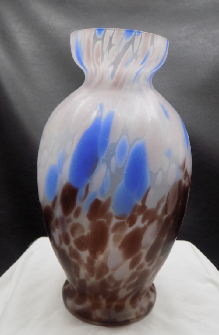 Art Deco Czech Tomschick multi color art glass vase: Art Deco Czech Tomschick multi color art glass vase. Beautiful colors. In very good original as found condition. Great quality and detail. 8 ¾ inches tall. For in house shipping, please call Mi