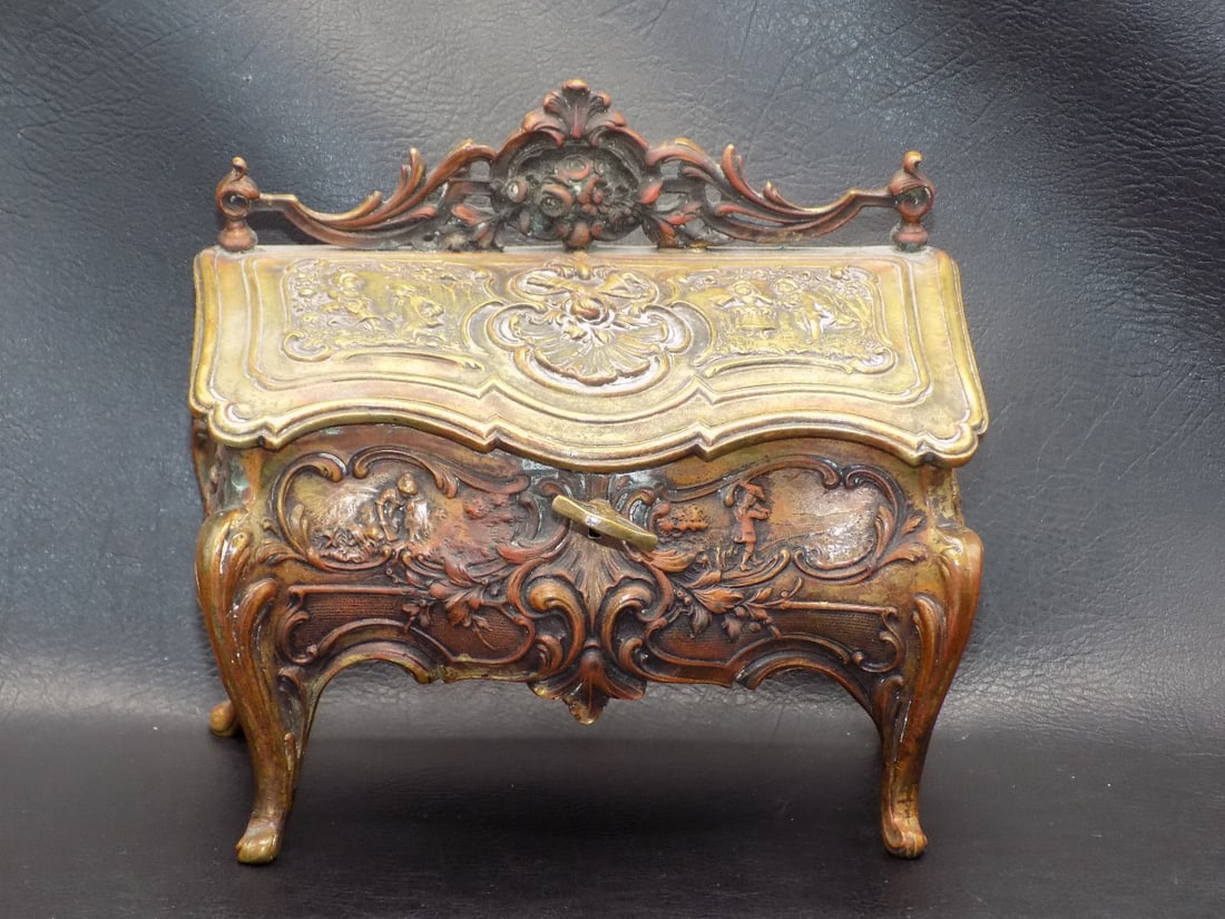 Francy antique bronze slant front desk jewelry or trinket box with key: Francy antique bronze slant front desk jewelry or trinket box with key. Original patina. In very good original as found condition. Great quality and detail. 6 inches tall x 6 5/8 wide x 3 ½ dep