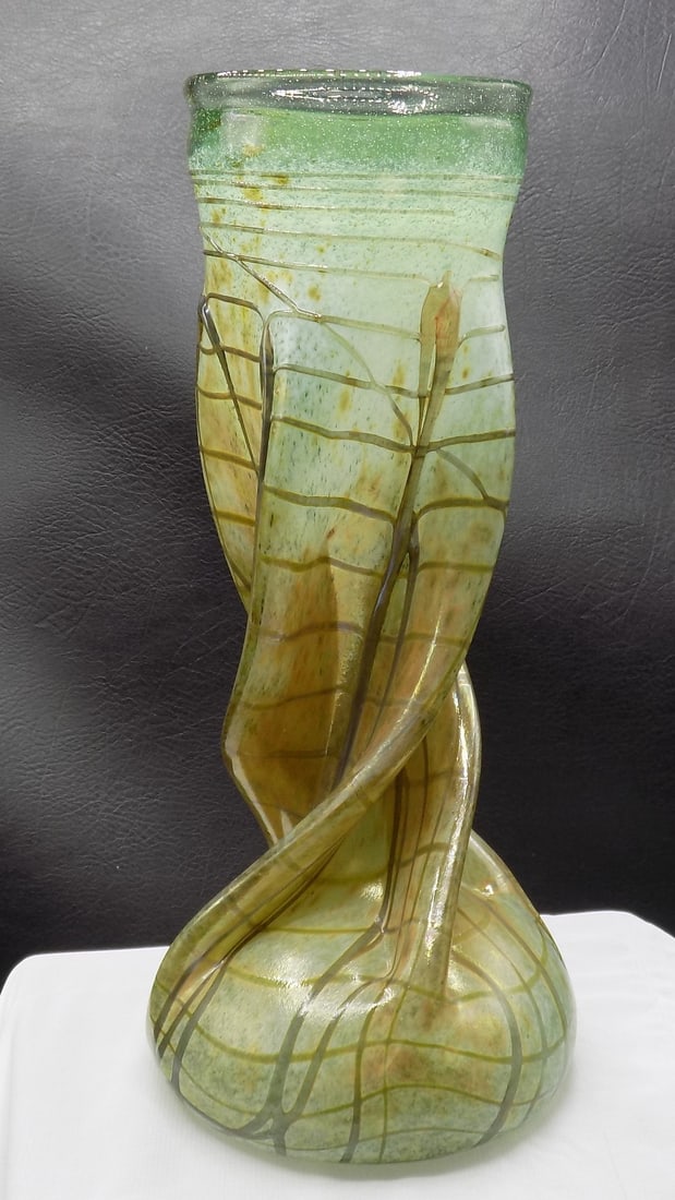 Pretty vintage Loetz art glass vase (1 of 6)