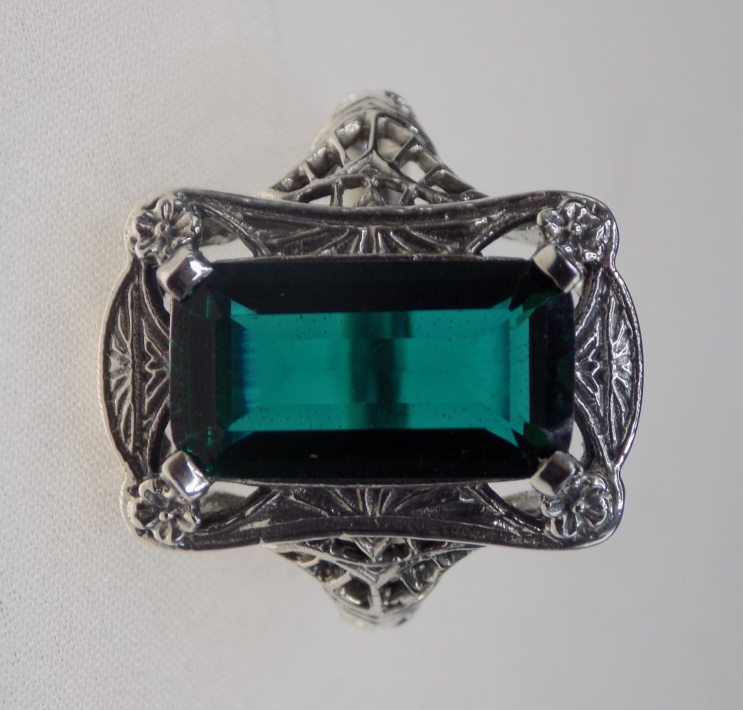 Beautiful 10 ct emerald sterling silver ring (1 of 4)