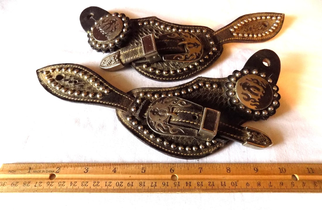 Ornate vintage cowboy basket weaved tooled leather spur straps: Ornate vintage cowboy basket weaved tooled leather spur straps with silver engraved buckle and concho with cowboys. Probably Showman. Please see photos with ruler for size. In very good original as fo