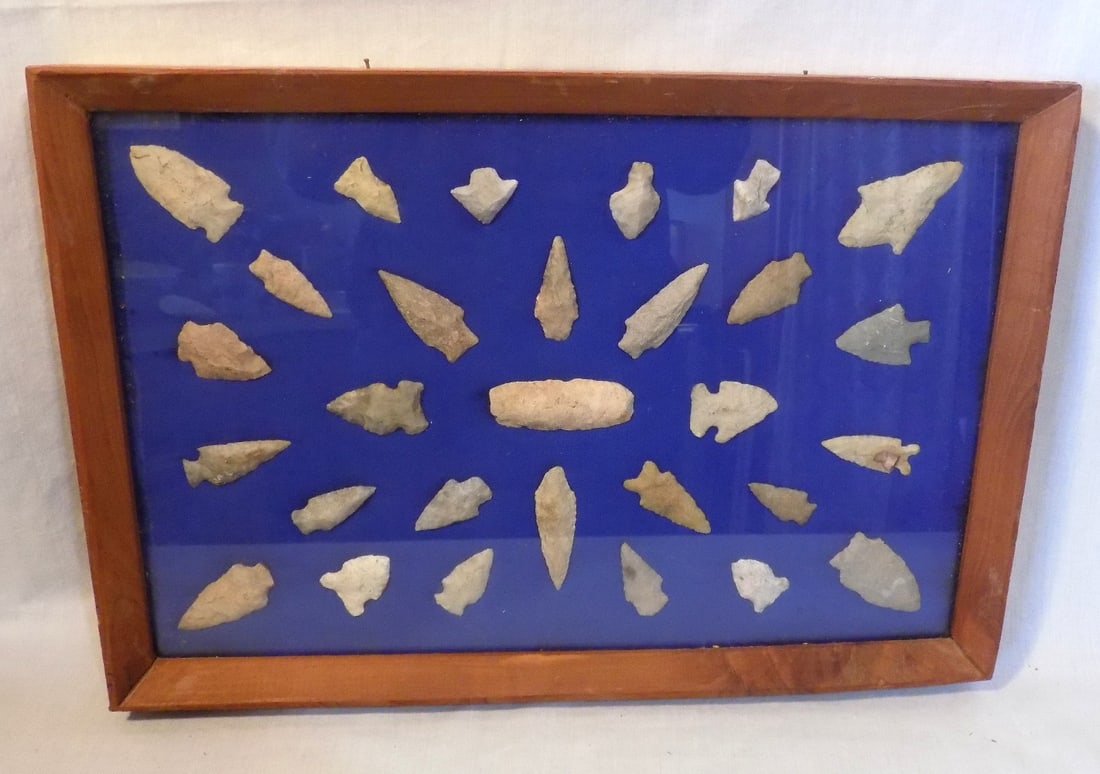 Antique collection of Native American Indian arrow heads.: Antique collection of Native American Indian arrow heads. 3 inch stone knife in center. In sealed case. In very good original as found condition. Great quality and detail. Longest arrowhead 3 ¼