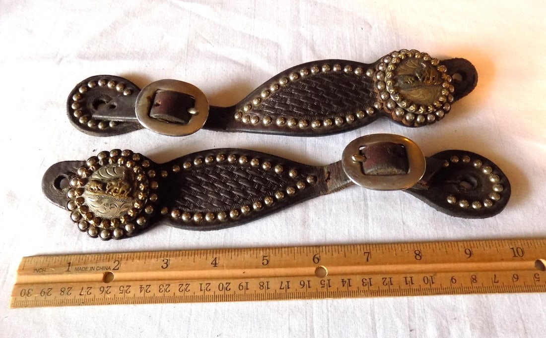Ornate vintage cowboy tooled leather spur straps with silver buckle and concho: Ornate vintage cowboy tooled leather spur straps with silver buckle and concho. Cowboy roping calf. Please see photos with ruler for size. In very good original as found condition. Great quality and d