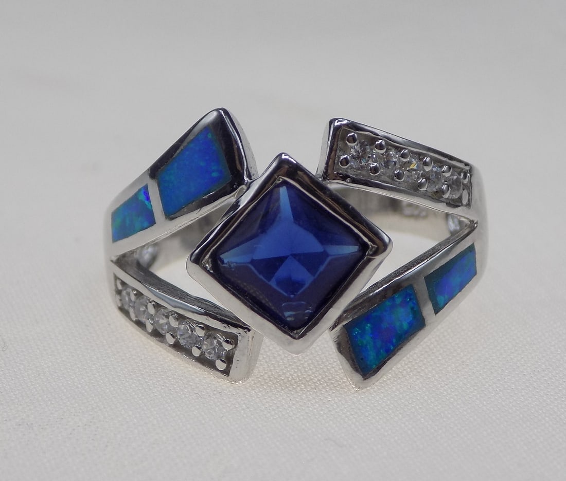 Beautiful 1 cwt blue sapphire and Australian opal sterling silver ring. (1 of 4)