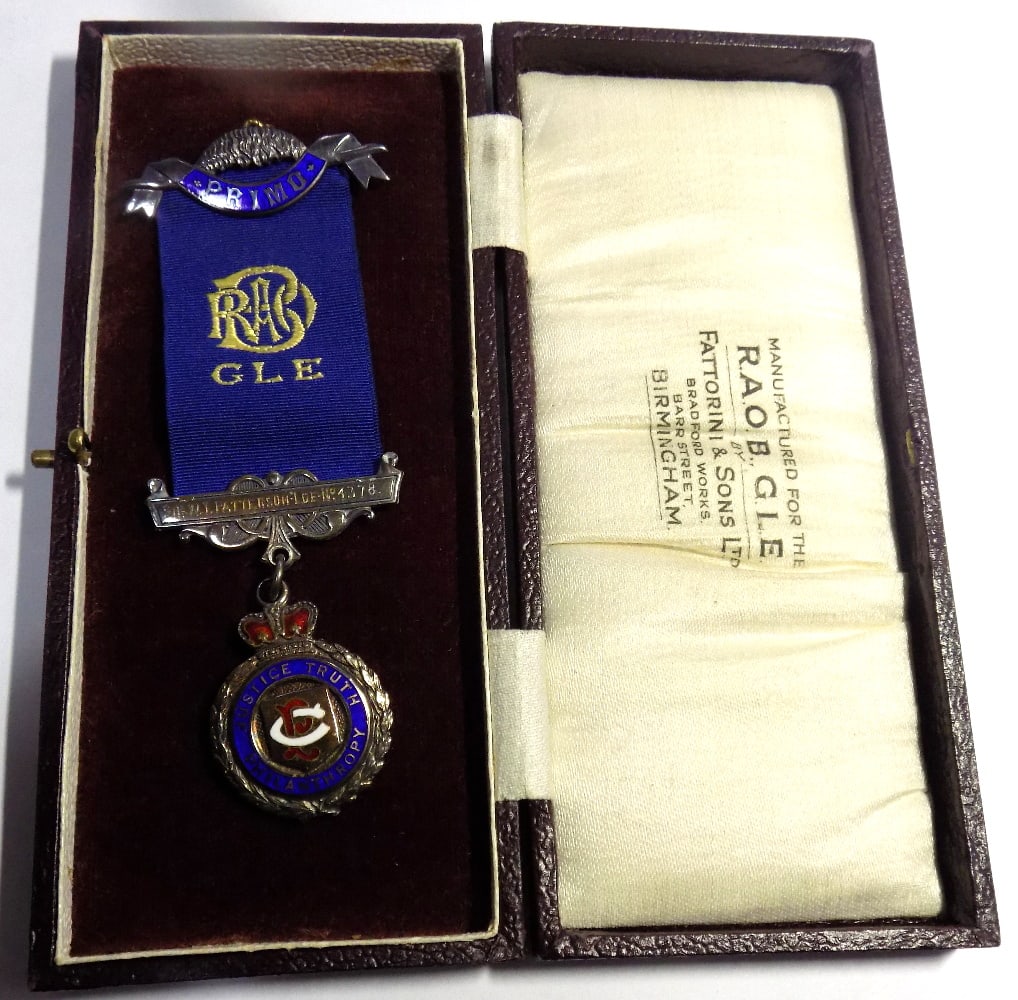 1932 Medal in original box RAOB GLE Royal Antediluvian Order of Buffaloes: 1932 Medal in original box RAOB GLE Royal Antediluvian Order of Buffaloes. Enamel Breast jewel ribbon.. In very good original as found condition. Great quality and detail. For in house shipping, pleas