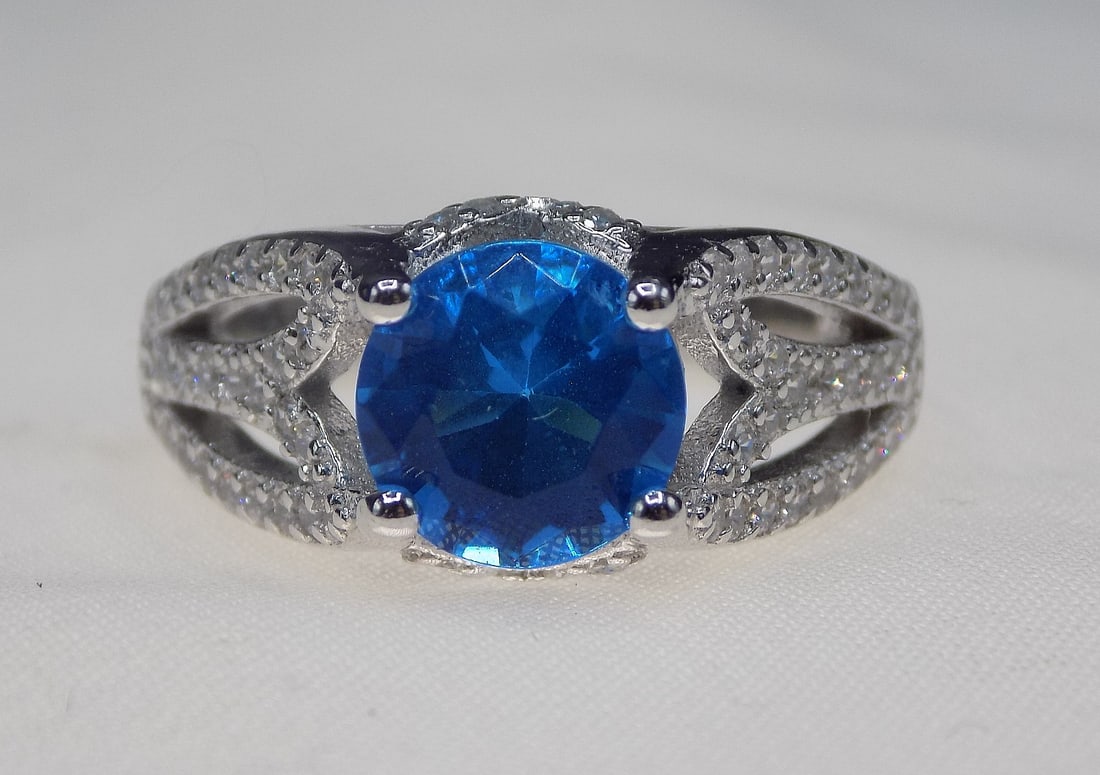 Beautiful 3 cwt aquamarine and white topaz sterling silver ring: Beautiful 3 cwt aquamarine and white topaz sterling silver ring. Lab created. Size 6. For in house shipping, please call Mike at Thriftiques 319-321-0613