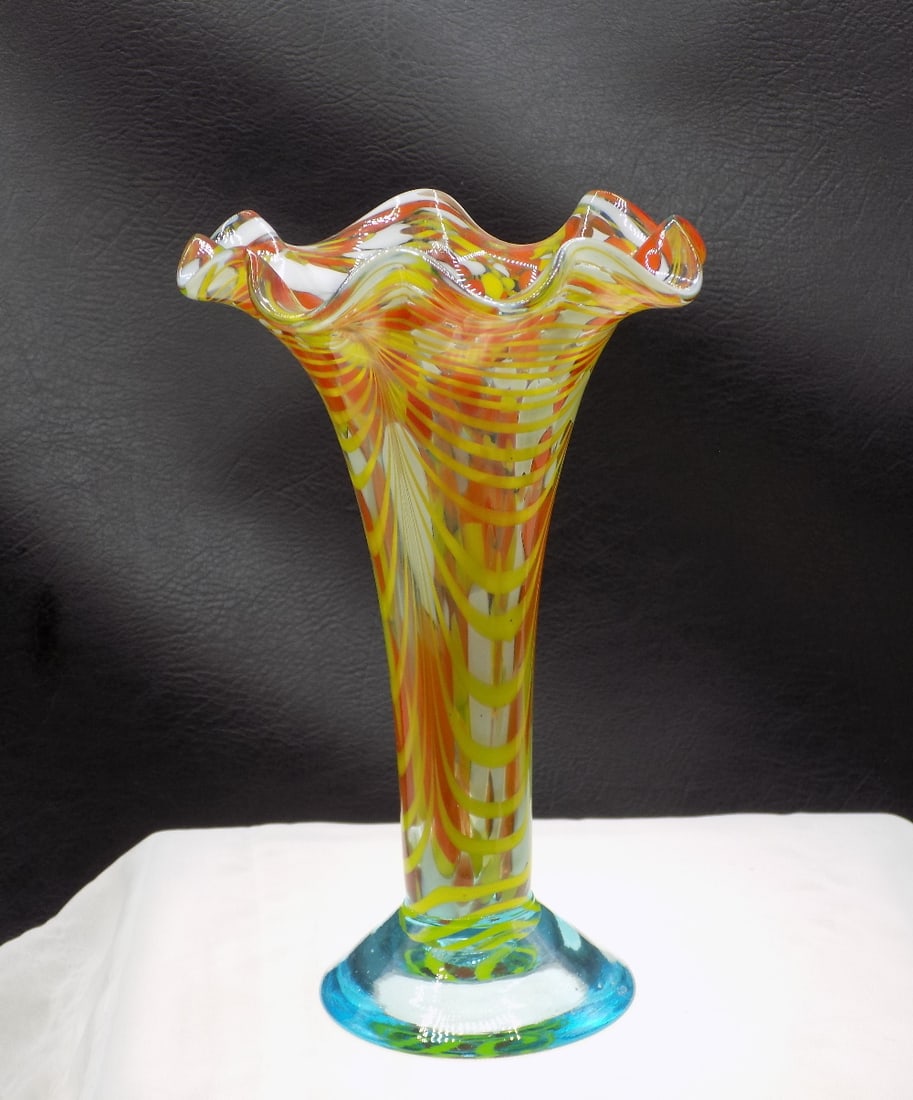 Art Deco Imperial ripple art glass vase: Art Deco Imperial ripple art glass vase. Beautiful colors. In very good original as found condition. Great quality and detail. 6 ½ inches tall x 4 ¼ wide at top rim. For in house shippin