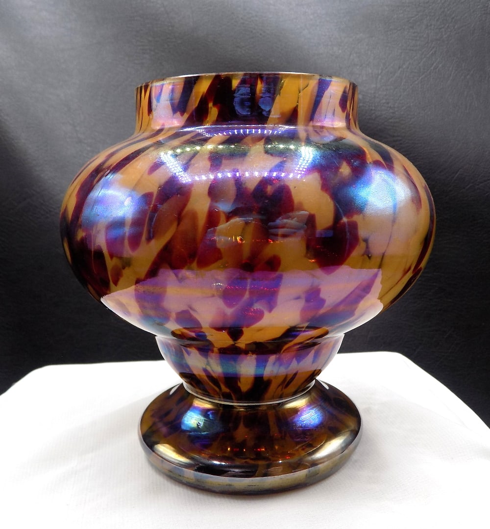 Art Deco Czech art glass vase: Art Deco Czech art glass vase. Beautiful colors. In very good original as found condition. Great quality and detail. 5 inches tall x 5 wide near center. For in house shipping, please call Mike at Thri