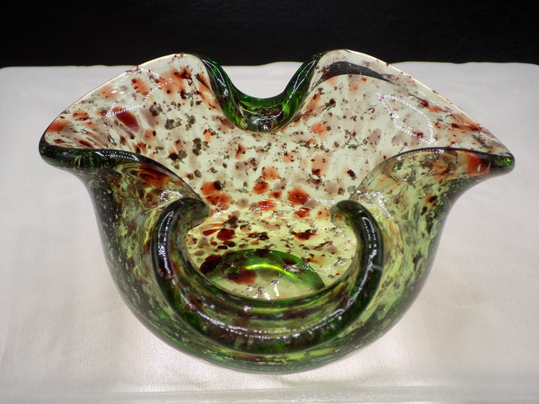 Midcentury Murano art glass bowl.: Midcentury Murano art glass bowl. Silver internal flakes. Beautiful colors. In very good original as found condition. Great quality and detail. 3 ¼ tall x 4 ¾ wide. For in house shipping