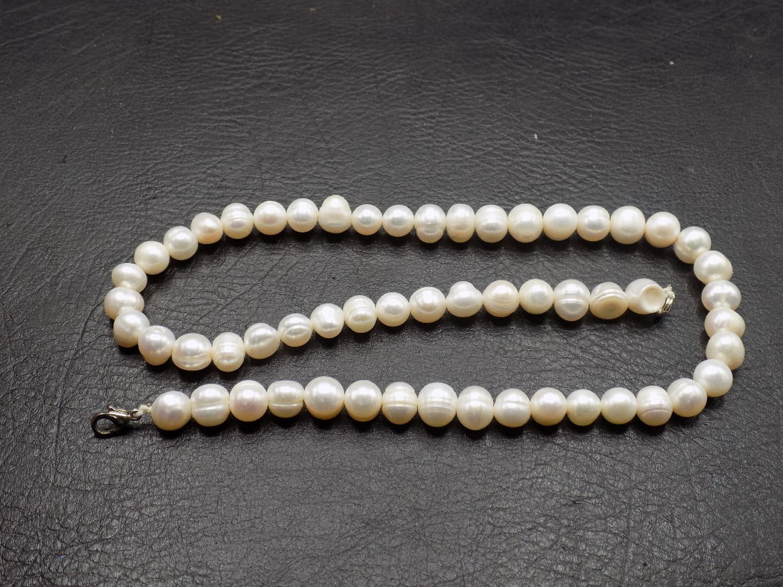 Strand of fresh water pearls necklace (1 of 3)
