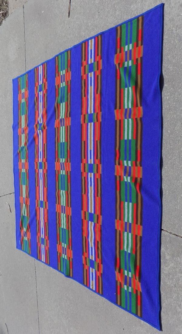 Vintage large colorful Pendleton Woolen Mills Blanket Beaver State: Vintage large colorful Pendleton Woolen Mills Blanket Beaver State. Marked on label as shown in photos. Beautiful colors. In very good original as found condition. Great quality and detail. Approximat