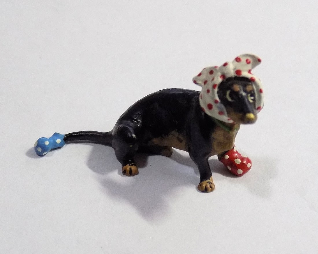 Antique Bergmann cold painted Vienna bronze dog: Antique Bergmann cold painted Vienna bronze dog. Dog with a hurt paw, headache and hurt tail. Marked. Beautiful colors. In very good original as found condition. Great quality and detail. 7/8 inches t