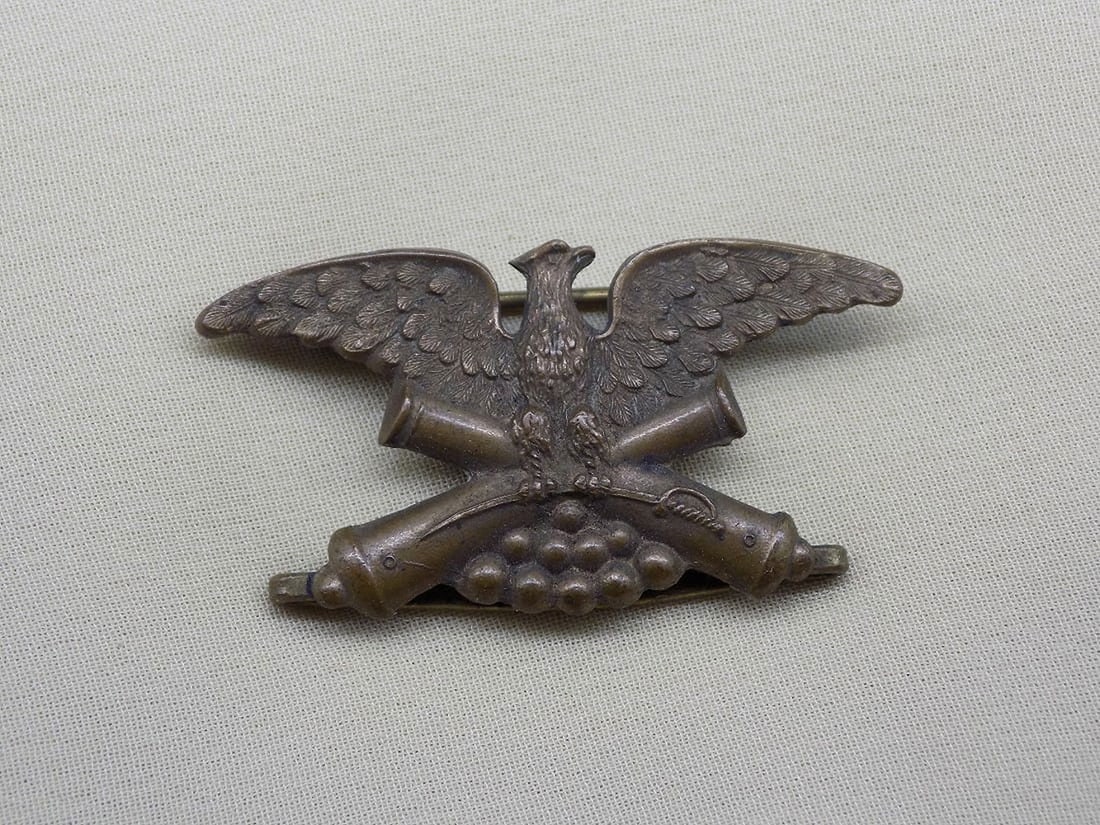 Civil War era GAR veterans 1886 Artillery Eagle pin: Civil War era GAR veterans 1886 Artillery Eagle pin. In very good original as found condition. Great quality and detail. Please see photos. 1 ½ wide x ¾ tall. In very good original as fo