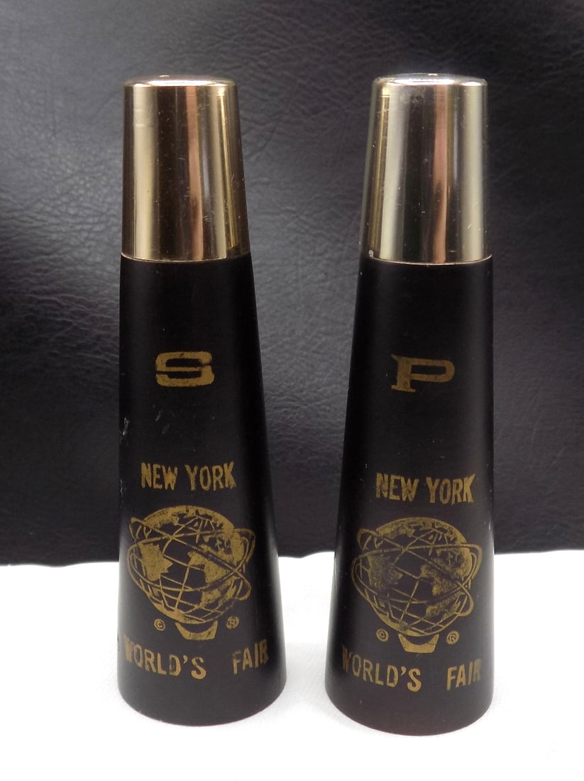 1964 1965 New York World’s Fair salt and pepper shakers (1 of 2)