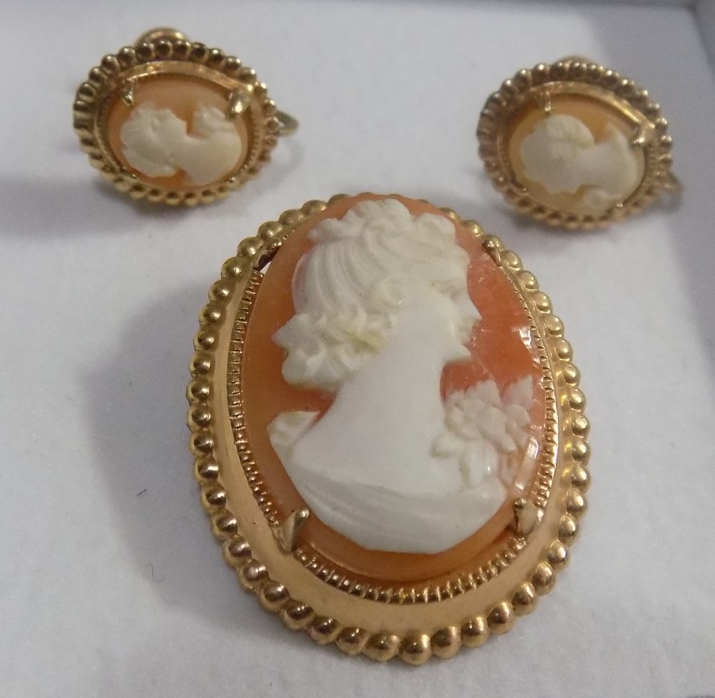 Beautiful vintage gold fill cameo broach and earrings: Beautiful vintage gold fill cameo broach and earrings. Beautiful colors. Great quality and detail. In very good original as found condition. Broach 1 3/8 inches tall. For in house shipping, please cal
