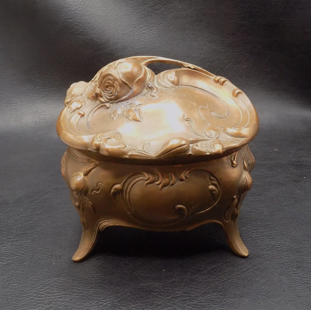 Vintage Art Nouveau jewelry box with rose: Vintage Art Nouveau jewelry box with rose. Metal with original patina and cloth lining. Numbered 1140 on bottom as shown in photo. In very good original as found condition. Great quality and detail. 4
