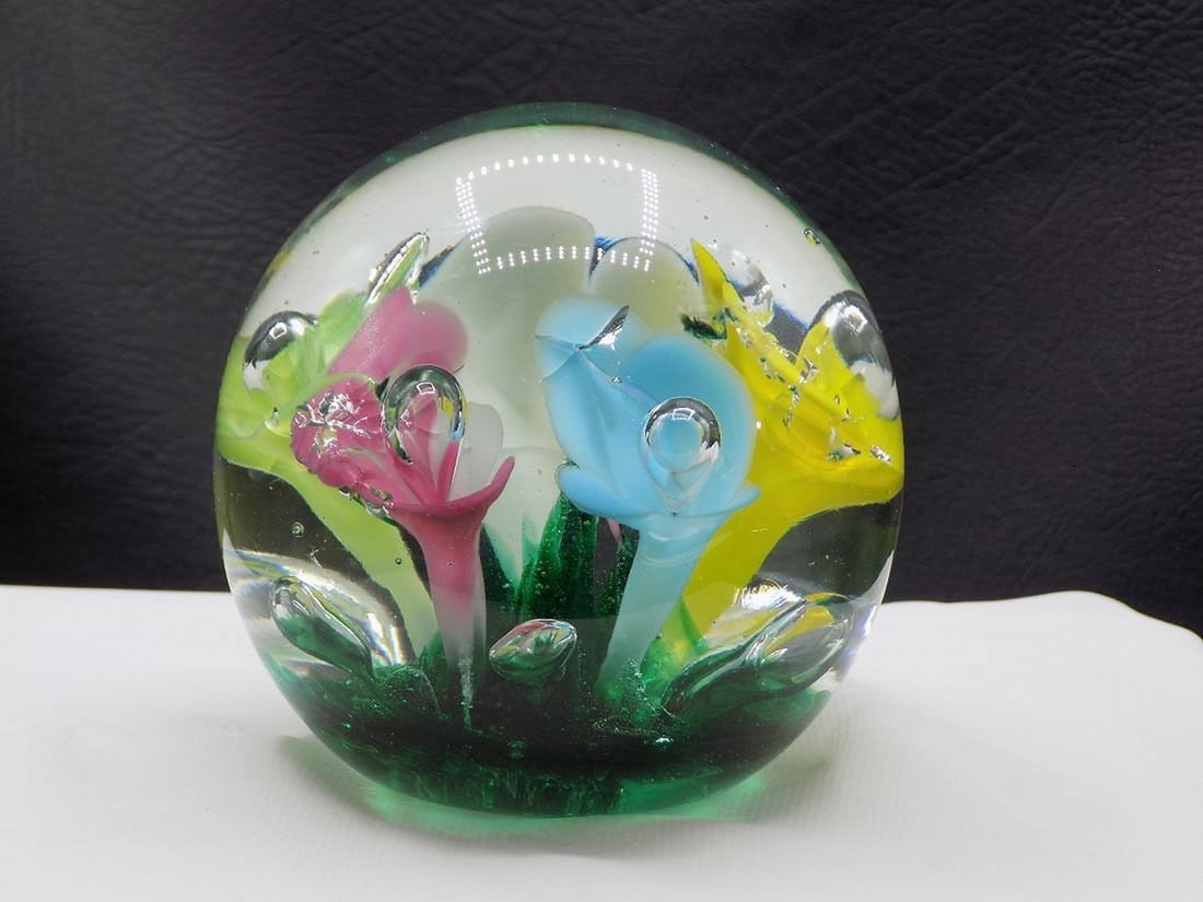 Lovely large vintage St. Clair paperweight decorated with flowers in center (1 of 5)