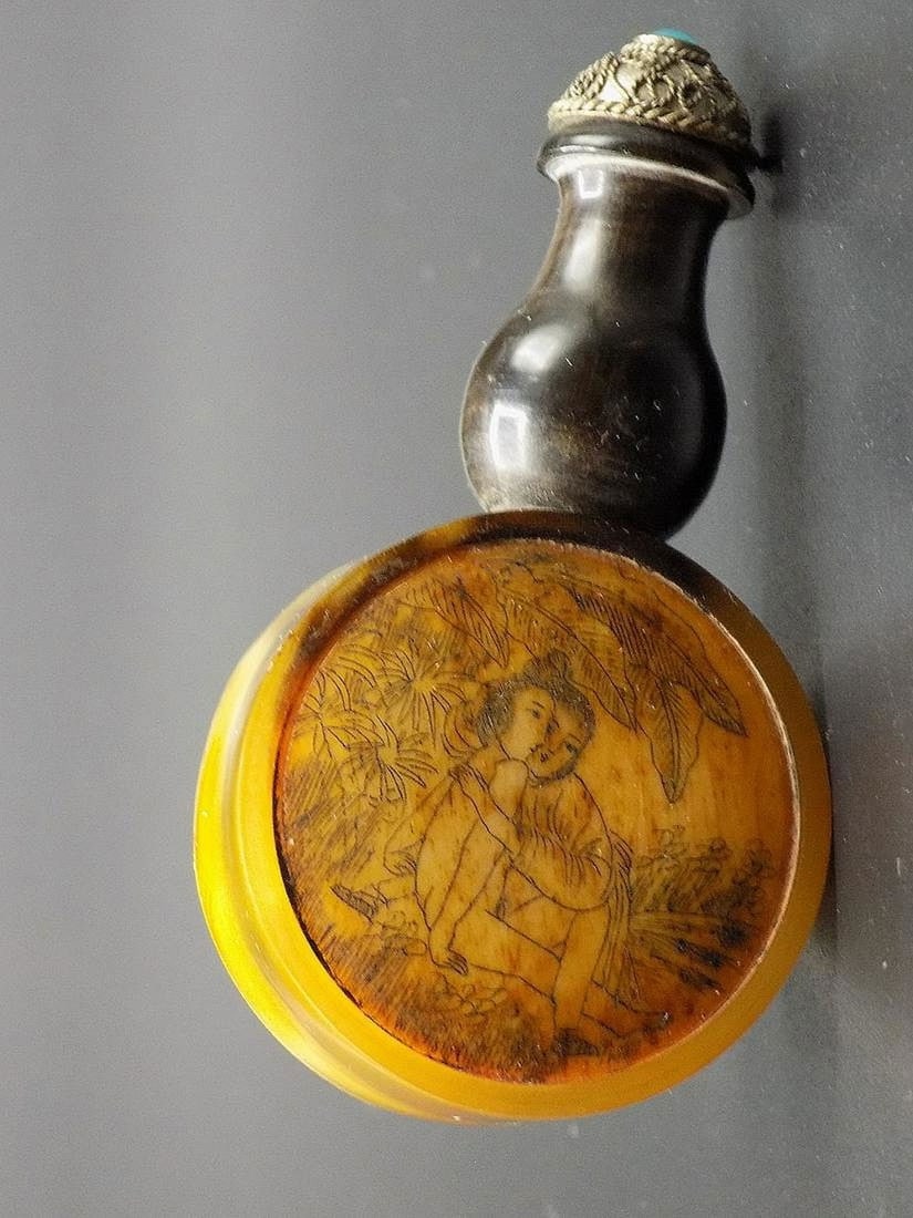 Nicely engraved Meiji period snuff bottle: Nicely engraved Meiji period snuff bottle. Great quality and detail. Wood center. Fancy decorated top of spoon. No shipping out of United States. Measures approx. 3 “ x 1 5/8” wide