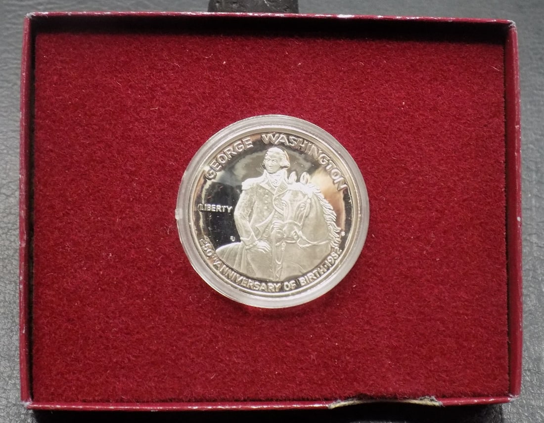 Proof 1982 George Washington commemorative half dollar in original box: Proof 1982 George Washington commemorative half dollar in original box. 90 % silver. Please see photos. For in house shipping, please call Mike at Thriftiques 319-321-0613