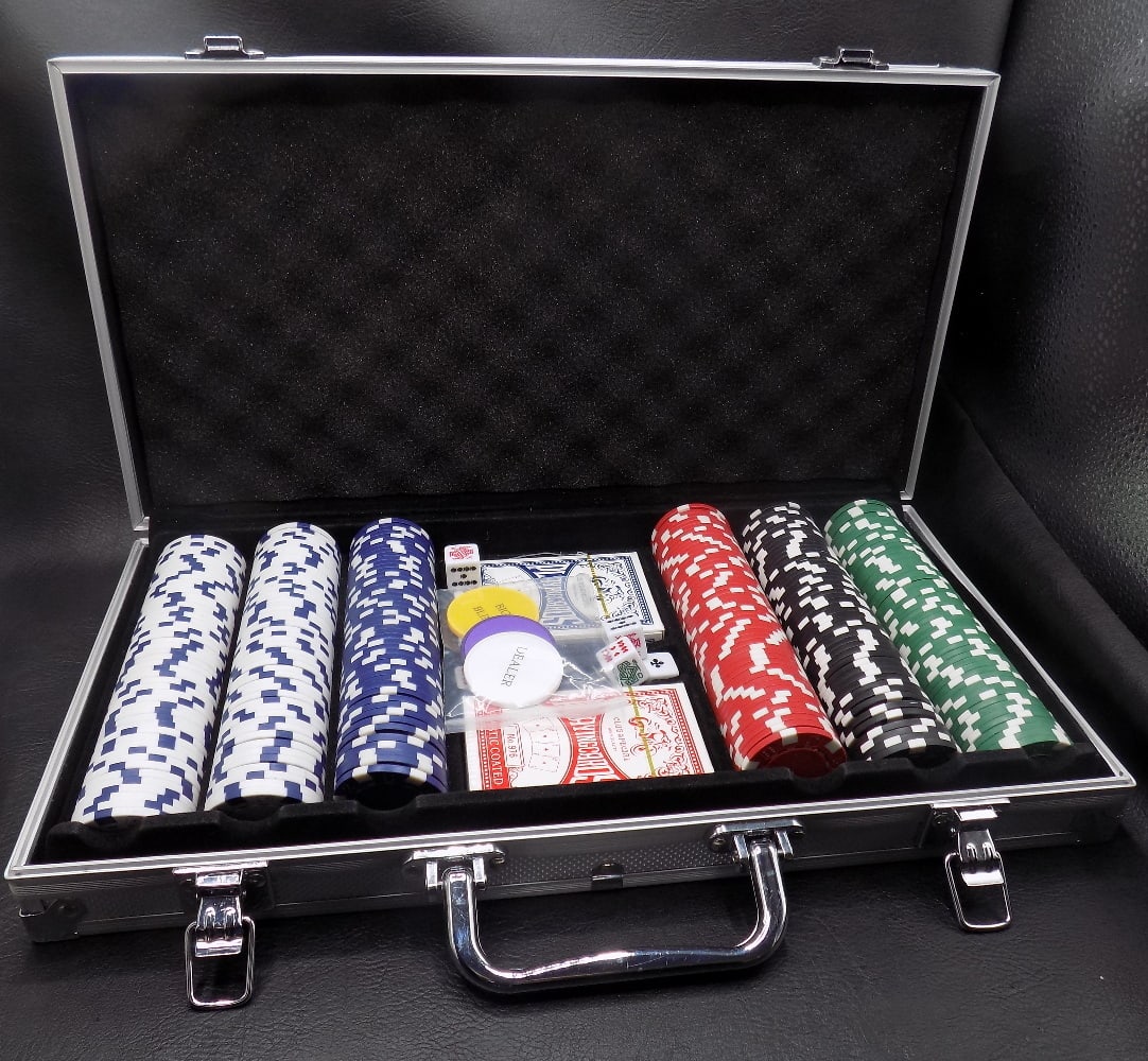 Gamblers 500 chip traveling poker set in original aluminum case: Gamblers 500 chip traveling poker set in original aluminum case. In very good original as found condition. Great quality and detail. Case 15 x 8 inches. 1 ½ inch chips. For in house shipping,