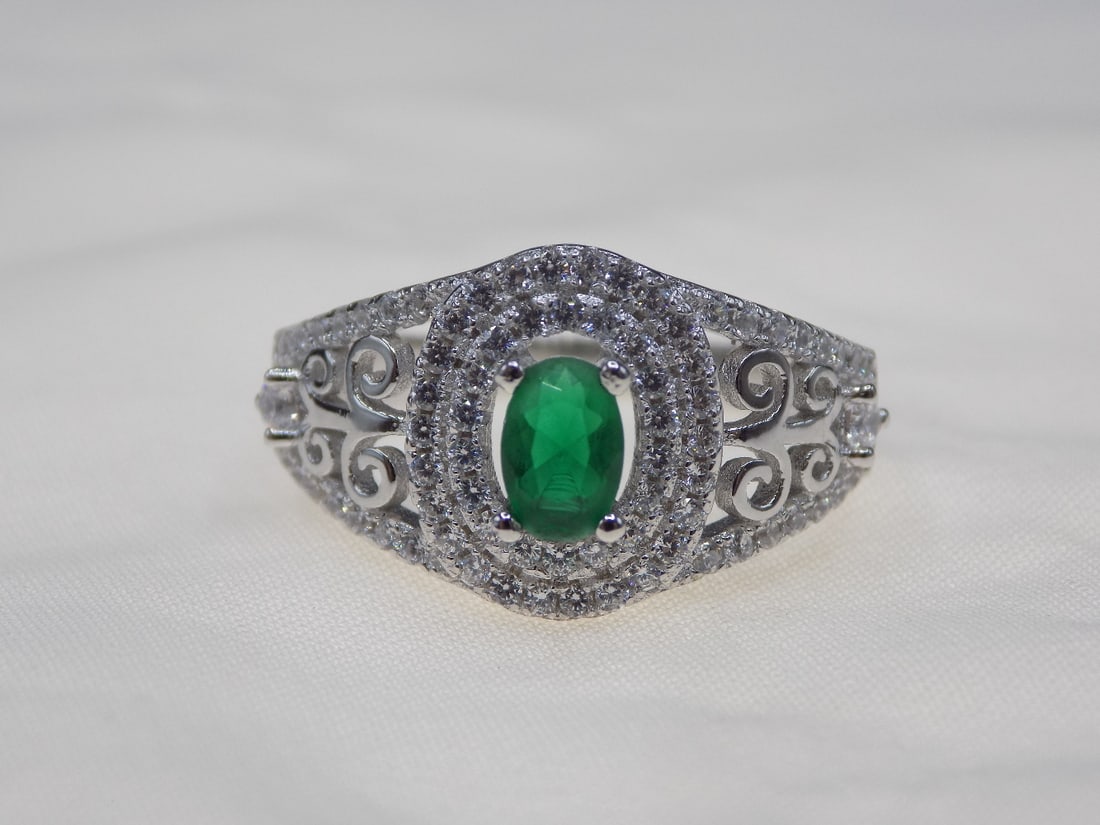 Beautiful 2 ct emerald and topaz sterling silver ring: Beautiful 2 ct emerald and topaz sterling silver ring. Lab created emerald. Size 7. For in house shipping, please call Mike at Thriftiques 319-321-0613.