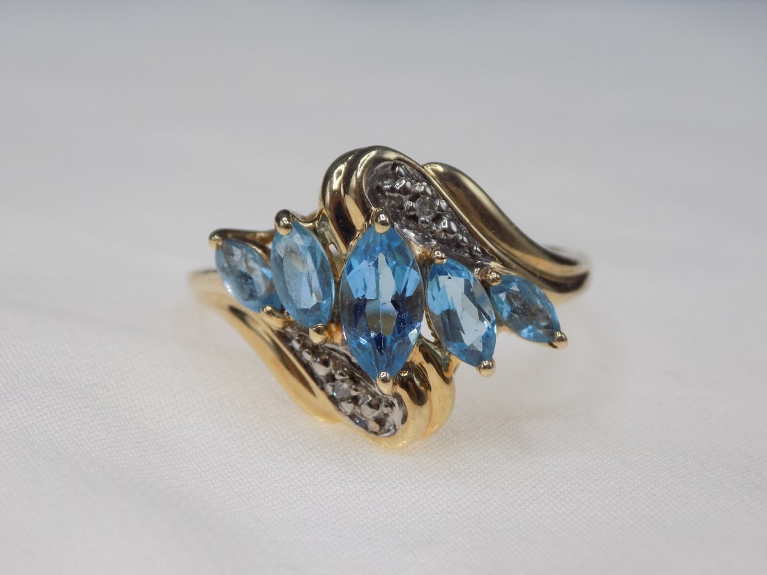 Beautiful 10k gold aquamarine and sapphire ring: Beautiful 10k gold aquamarine and sapphire ring. Size 8 ½ . For in house shipping, please call Mike at Thriftiques 319-321-0613.