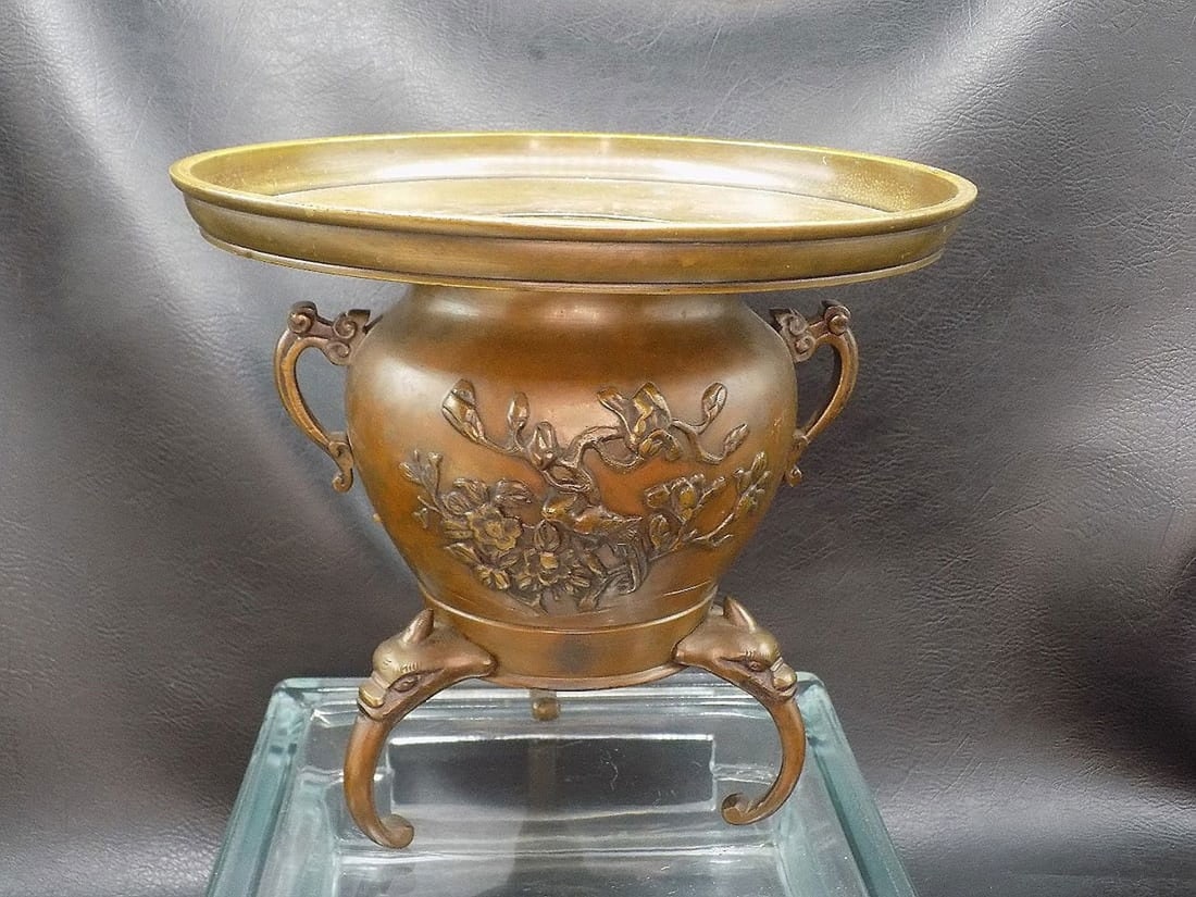 Antique Meiji era Bronze Japanese usubata lkebana flower vase: Antique Meiji era Bronze Japanese usubata lkebana flower vase. Highly decorated. Birds and foliage on both sides. Dragon heads on legs. Great quality and detail. In very good original as found conditi
