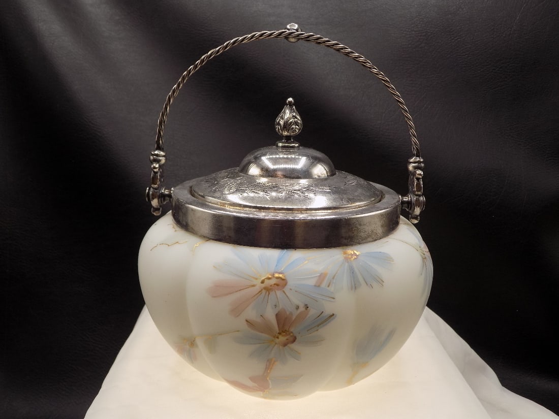 Beautiful Victorian Mt. Washington decorated art glass cookie or biscuit jar (1 of 8)