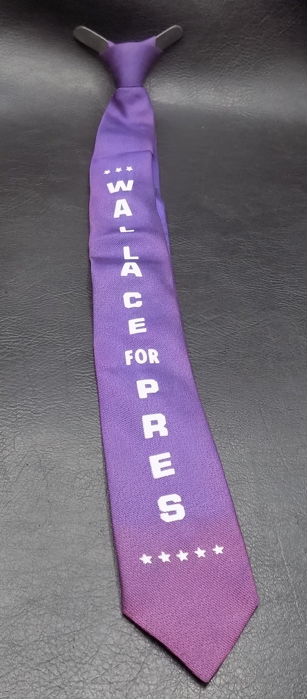 Rare vintage Wallace for President necktie: Rare vintage Wallace for President necktie. Beautiful colors. In very good original as found condition. Great quality and detail. 16 ½ inches long. For in house shipping, please call Mike at Thri