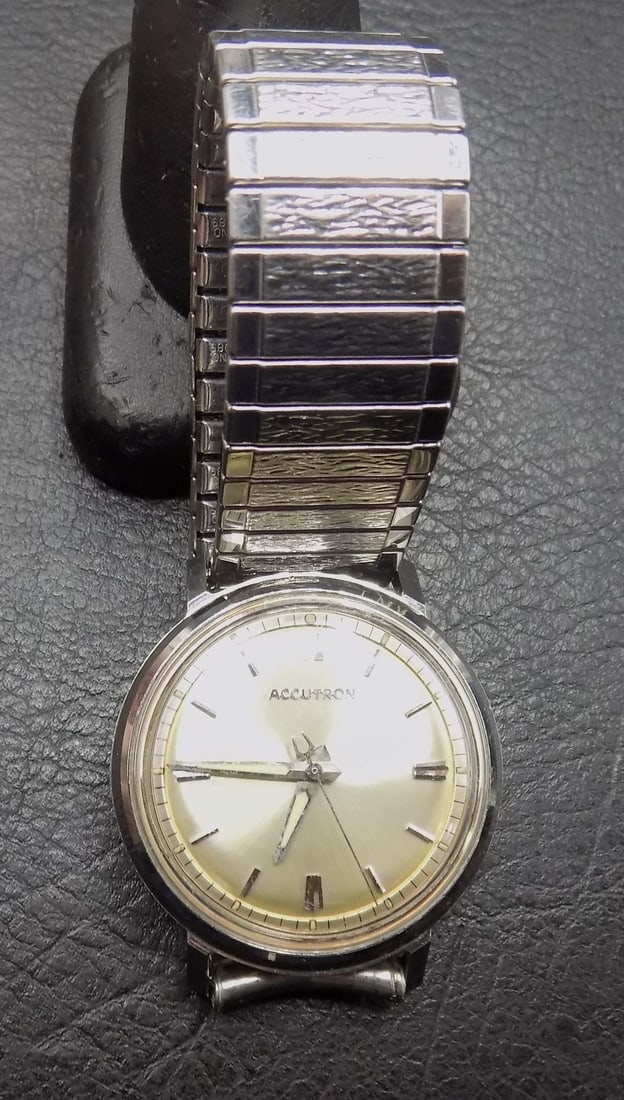 Vintage Accutron watch. Like new condition: Vintage Accutron watch. Like new condition. Battery operated, Do not know if it runs. Great quality and detail. Please see photos. Watch 1 3/8 inches. For in house shipping, please call Mike at Thrift