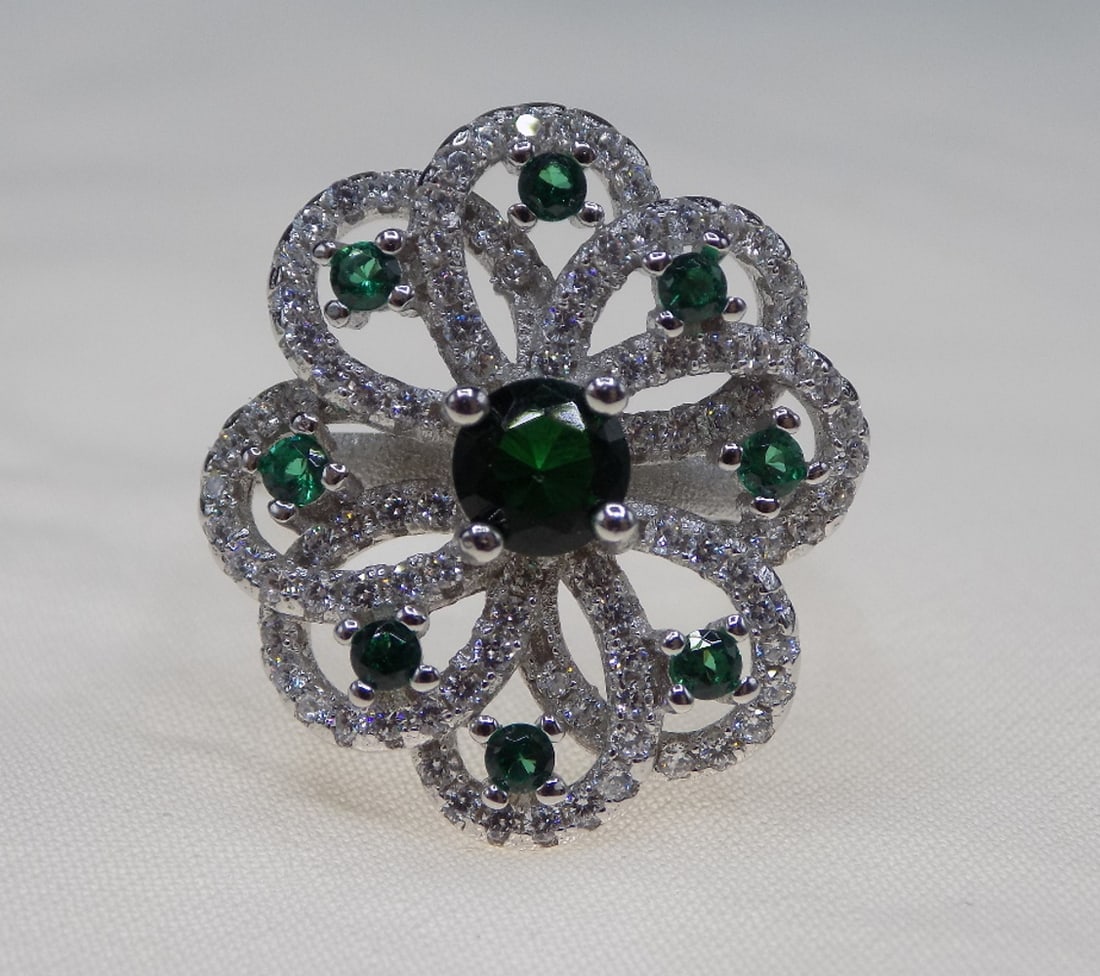 Beautiful 2 cwt emerald sterling silver ring (1 of 4)