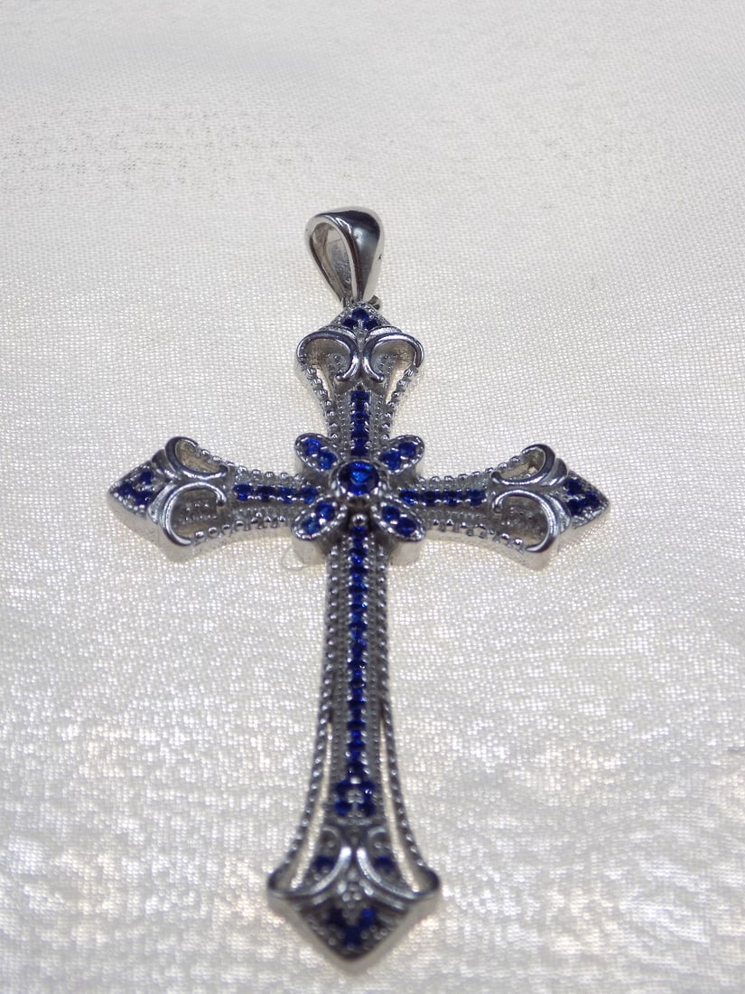 Beautiful 2 cwt blue sapphires sterling silver cross (1 of 4)