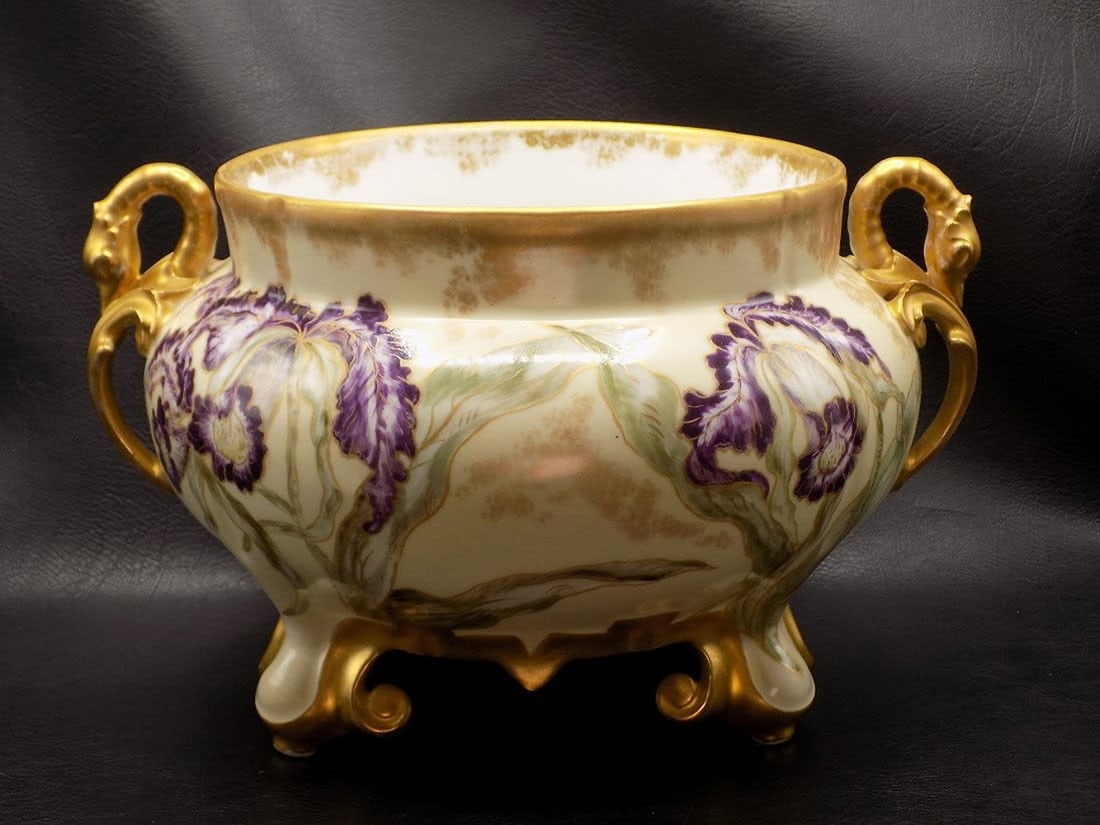 Elegant antique hand painted Limoges jardinière with figural handles: Elegant antique hand painted Limoges jardinière with figural handles. Beautiful floral decoration. In very good original as found condition. Great quality and detail. 6 78 tall x 7 ½ wide at t
