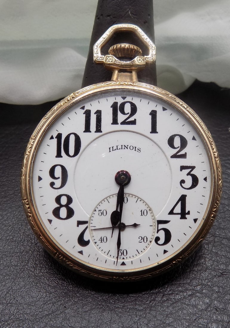 Antique Illinois Bunn Special 21 jewel Railroad pocket watch: Antique Illinois Bunn Special 21 jewel Railroad pocket watch. 10 k gold fill case. Marked as shown in photos. Ornate engraved back of case. White porcelain dial. Running at time of listing. Please see