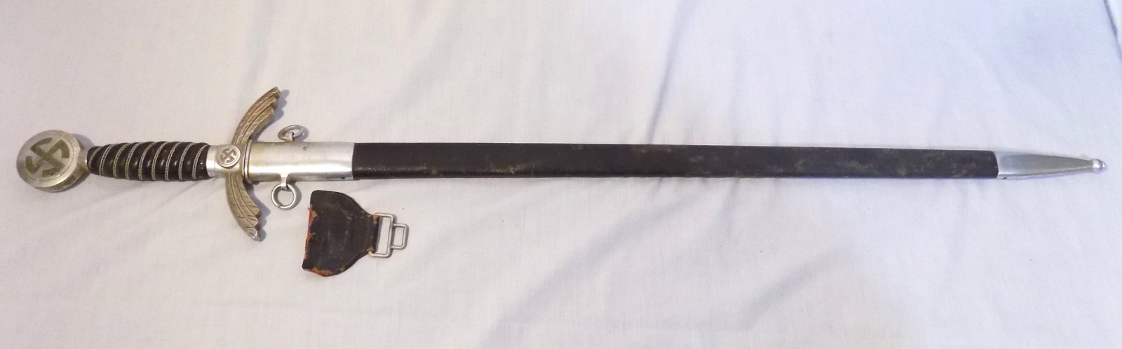 WWII German Luftwaffe officers sword. (1 of 8)