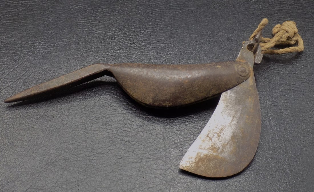 Unusual 1800s knife. Possible sailors knife. (1 of 4)