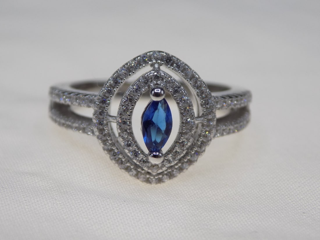 Beautiful 2 cwt blue sapphire and topaz sterling silver ring (1 of 5)