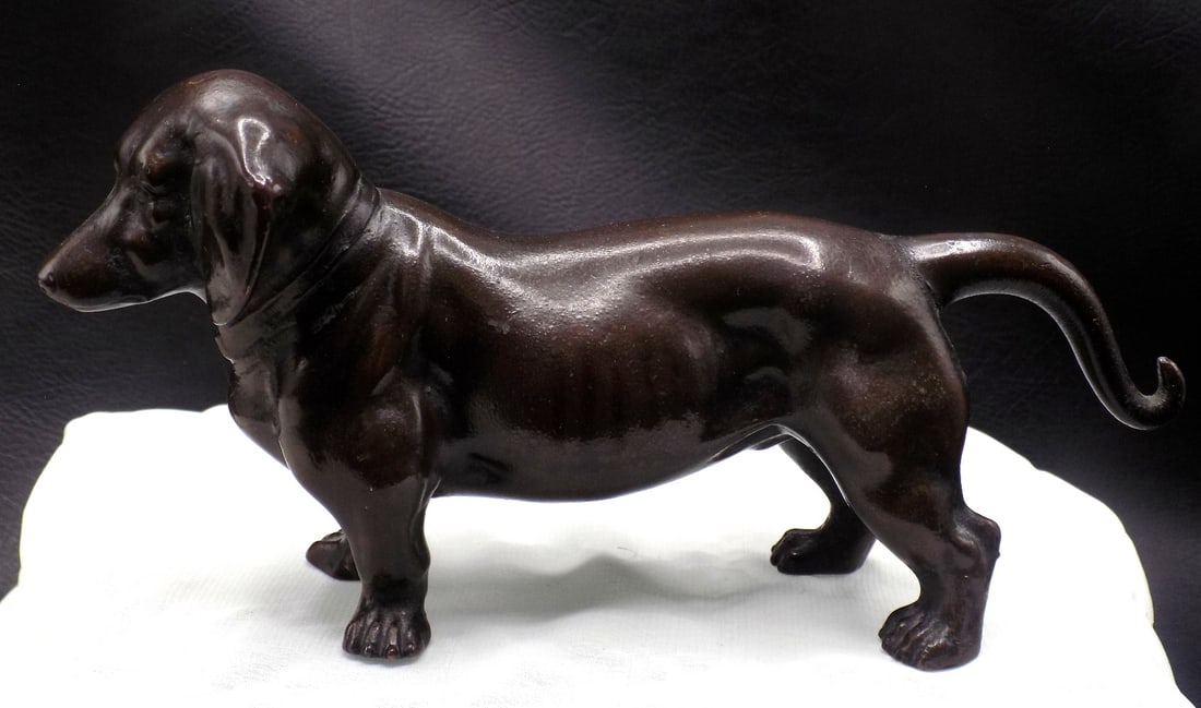 Vintage bronze Dachshund pocket watch holder: Vintage bronze Dachshund pocket watch holder. Watch hangs on tail. Original patina. In very good original as found condition. Great quality and detail. 3 ¾ tall x 7 ½ inches long. For in
