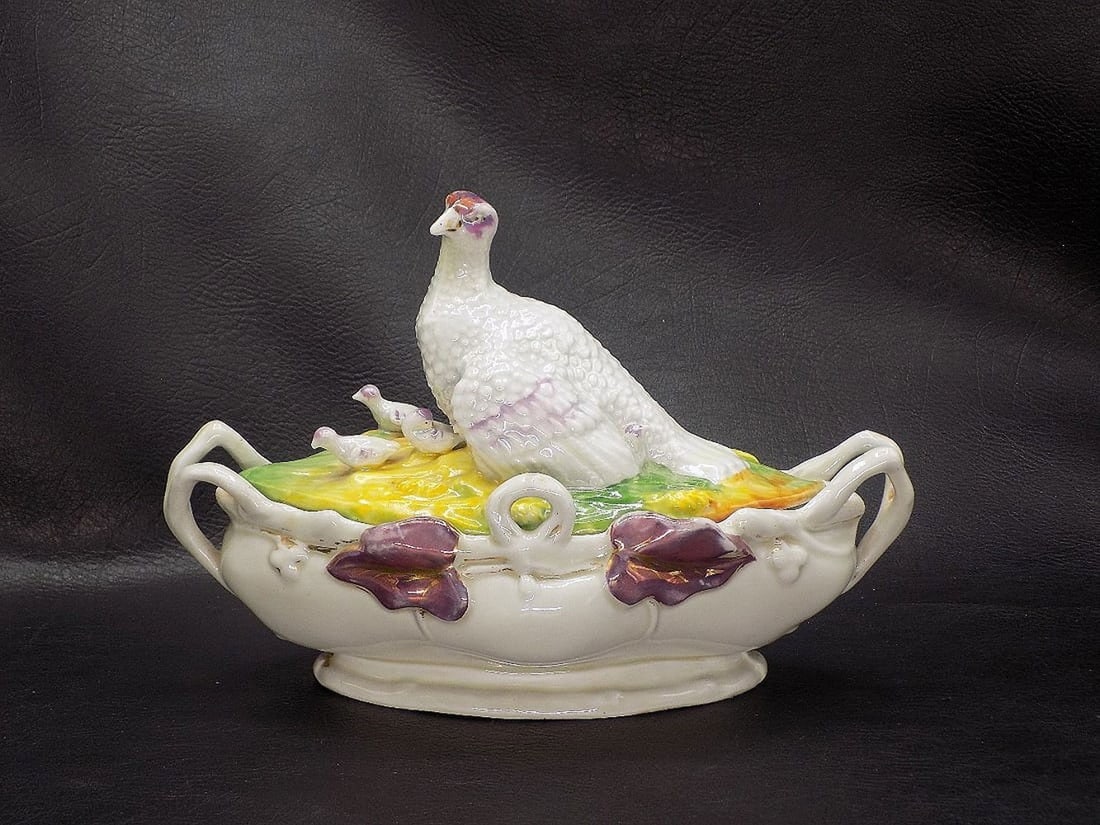 Beautiful vintage porcelain covered bowl with quail and chicks: Beautiful vintage porcelain covered bowl with quail and chicks. Beautiful colors. Great quality and detail. In very good original as found condition. 7 & 3/4 long x 4 inches wide x 5 & 1/2 tall. For i