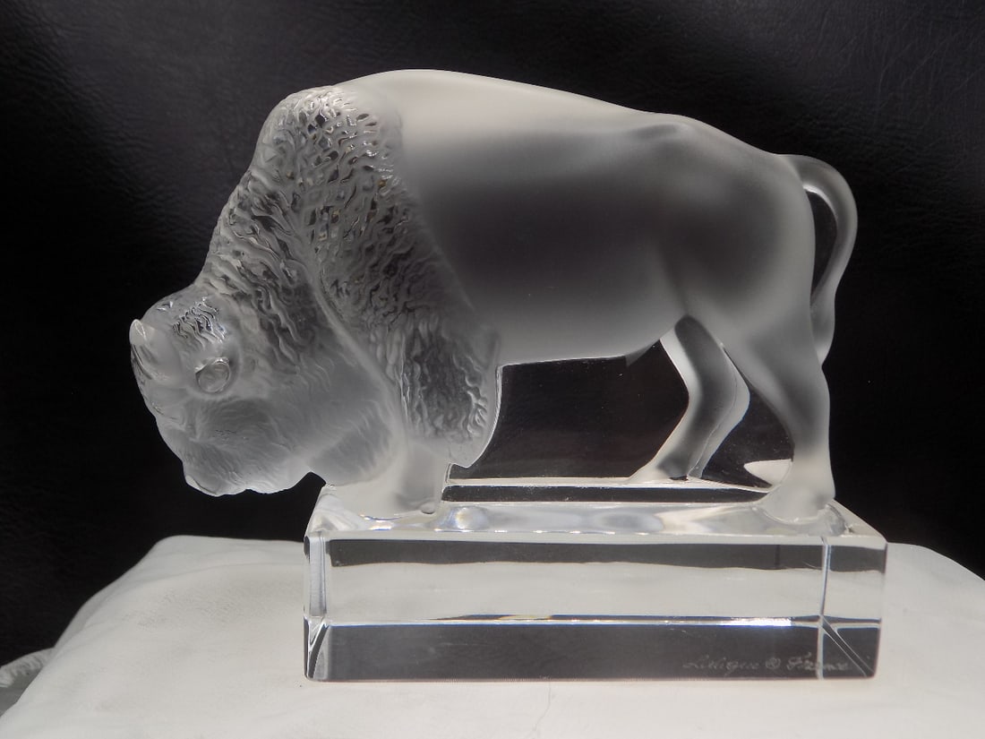 Vintage Signed Lalique art glass buffalo: Vintage Signed Lalique art glass buffalo. Signed as shown in photo. Beautiful color. In very good original as found condition. Great quality and detail. 5 1/8 inches long x 3 7/8 inches tall. 1 pound 