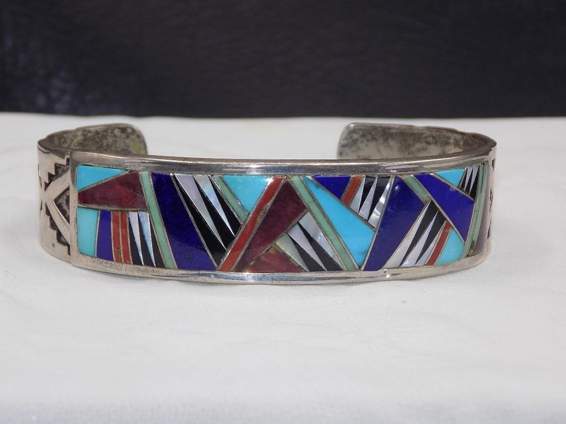 Vintage Native American Indian multi gemstone inlaid sterling silver bracelet: Vintage Native American Indian multi gemstone inlaid sterling silver bracelet artist signed R T. as shown in photo. Ronald Tom Navajo. Beautiful colors. In very good original as found condition. Small