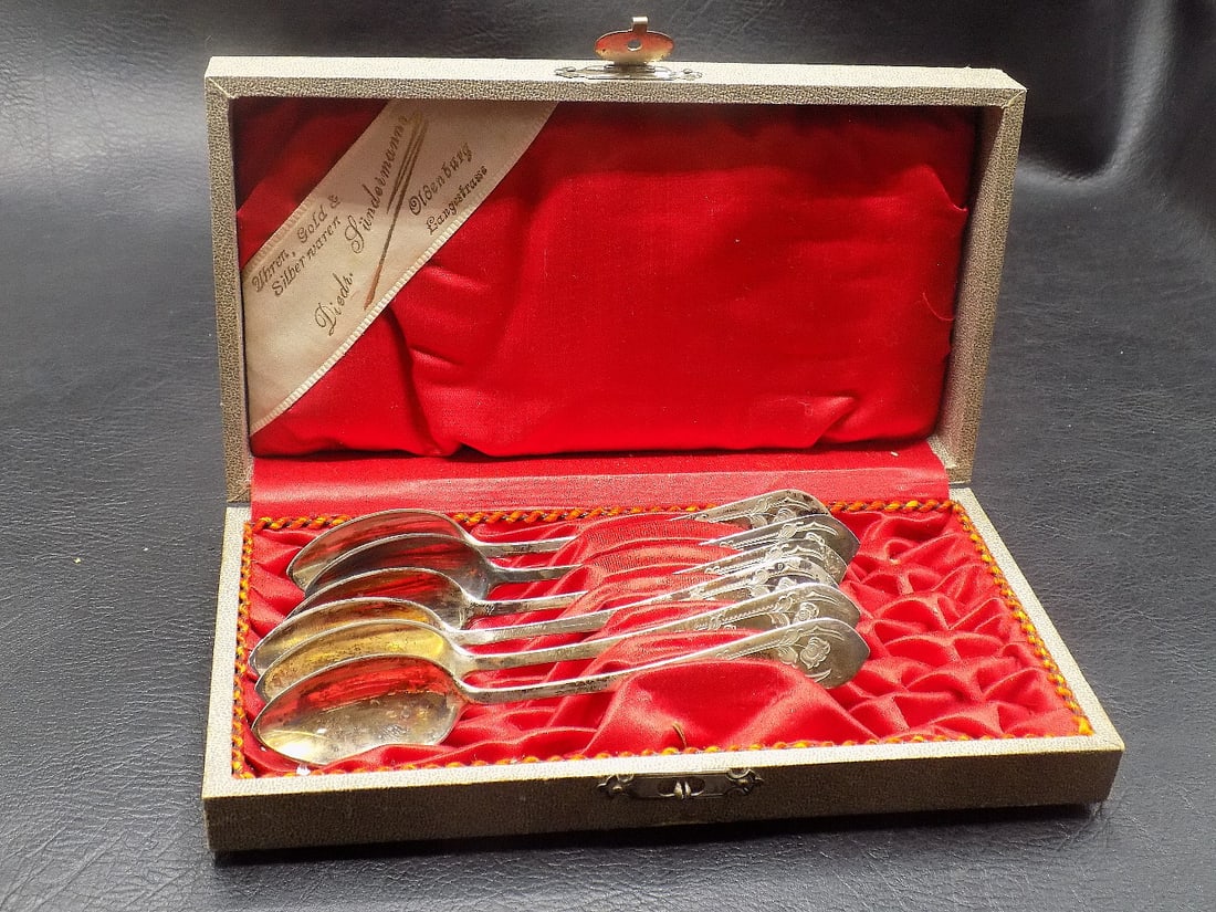Set of six vintage decorated 800 spoons in original presentation case: Set of six vintage decorated 800 spoons in original presentation case. Marked as shown in photos. 4 ¾ inches long. Total weight 52.8 grams . In very good original as found condition. Great qualit