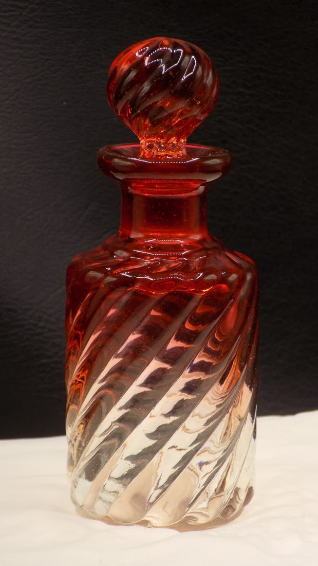 Vintage Baccarat Rose Tiente Amberina art glass perfume bottle: Vintage Baccarat Rose Tiente Amberina art glass perfume bottle. Beautiful colors. In very good original as found condition. Great quality and detail. 5 inches tall x 1 7/8 wide at base. For in house s