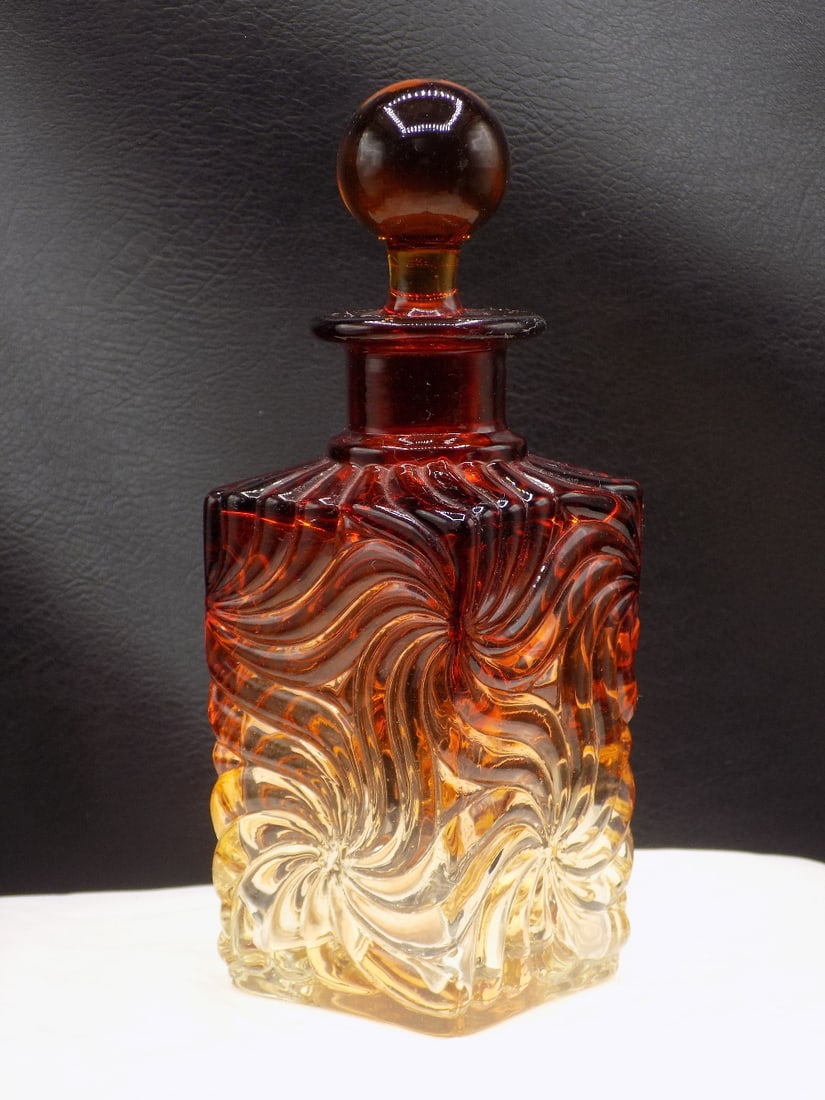 Vintage Baccarat Rose Tiente Amberina art glass perfume bottle: Vintage Baccarat Rose Tiente Amberina art glass perfume bottle. Beautiful colors. In very good original as found condition. Great quality and detail. 6 ½ inches tall x 1 7/8 x 2 ¼ square at 