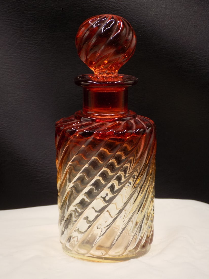 Vintage Baccarat Rose Tiente Amberina art glass perfume bottle: Vintage Baccarat Rose Tiente Amberina art glass perfume bottle. Beautiful colors. In very good original as found condition. Great quality and detail. White lines or dots are camera flash reflection. 6