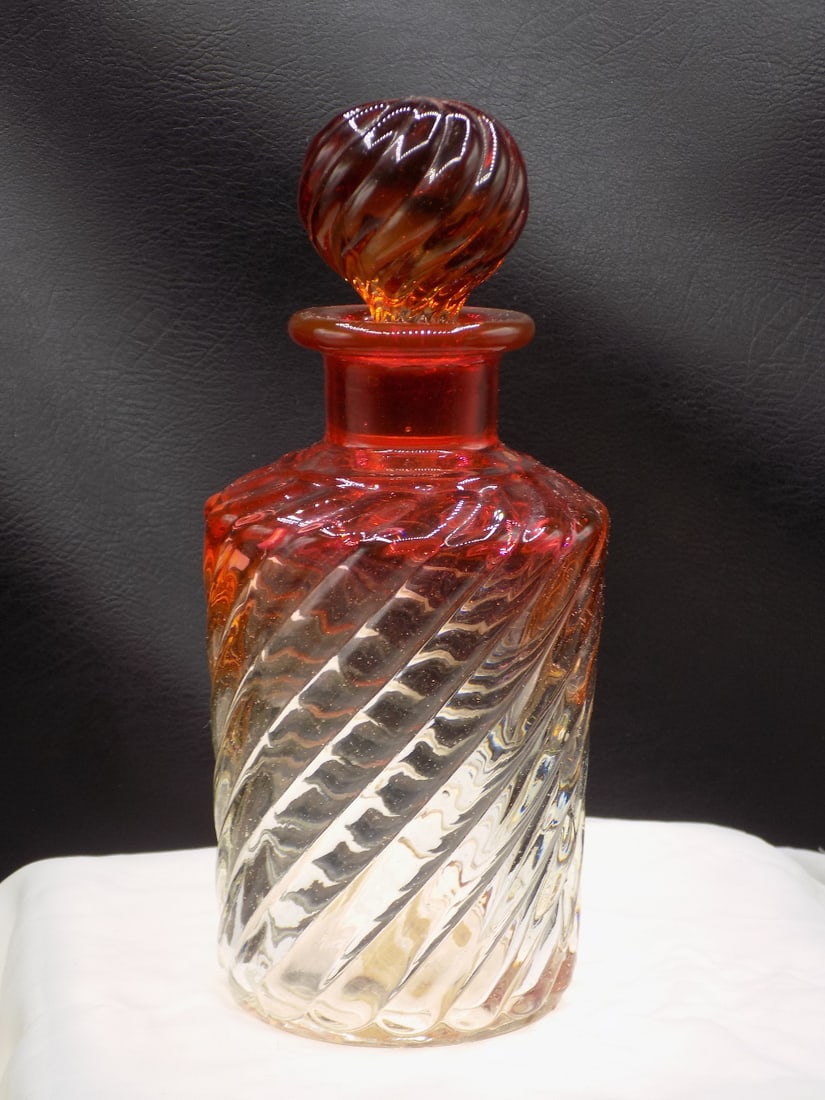Vintage Baccarat Rose Tiente Amberina art glass perfume bottle: Vintage Baccarat Rose Tiente Amberina art glass perfume bottle. Beautiful colors. In very good original as found condition. Great quality and detail. White lines or dots are camera flash reflection, 7