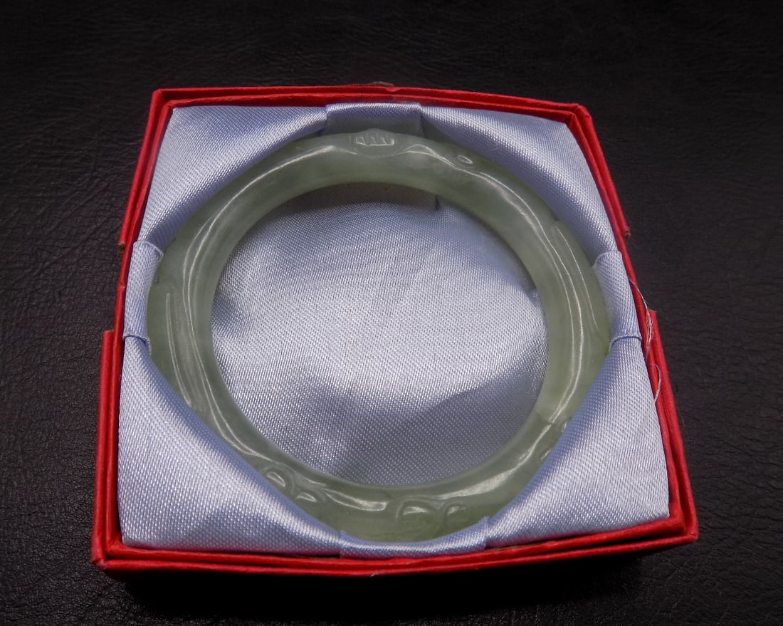Vintage carved Hetian Nephrite jade bangle bracelet in original box (1 of 5)