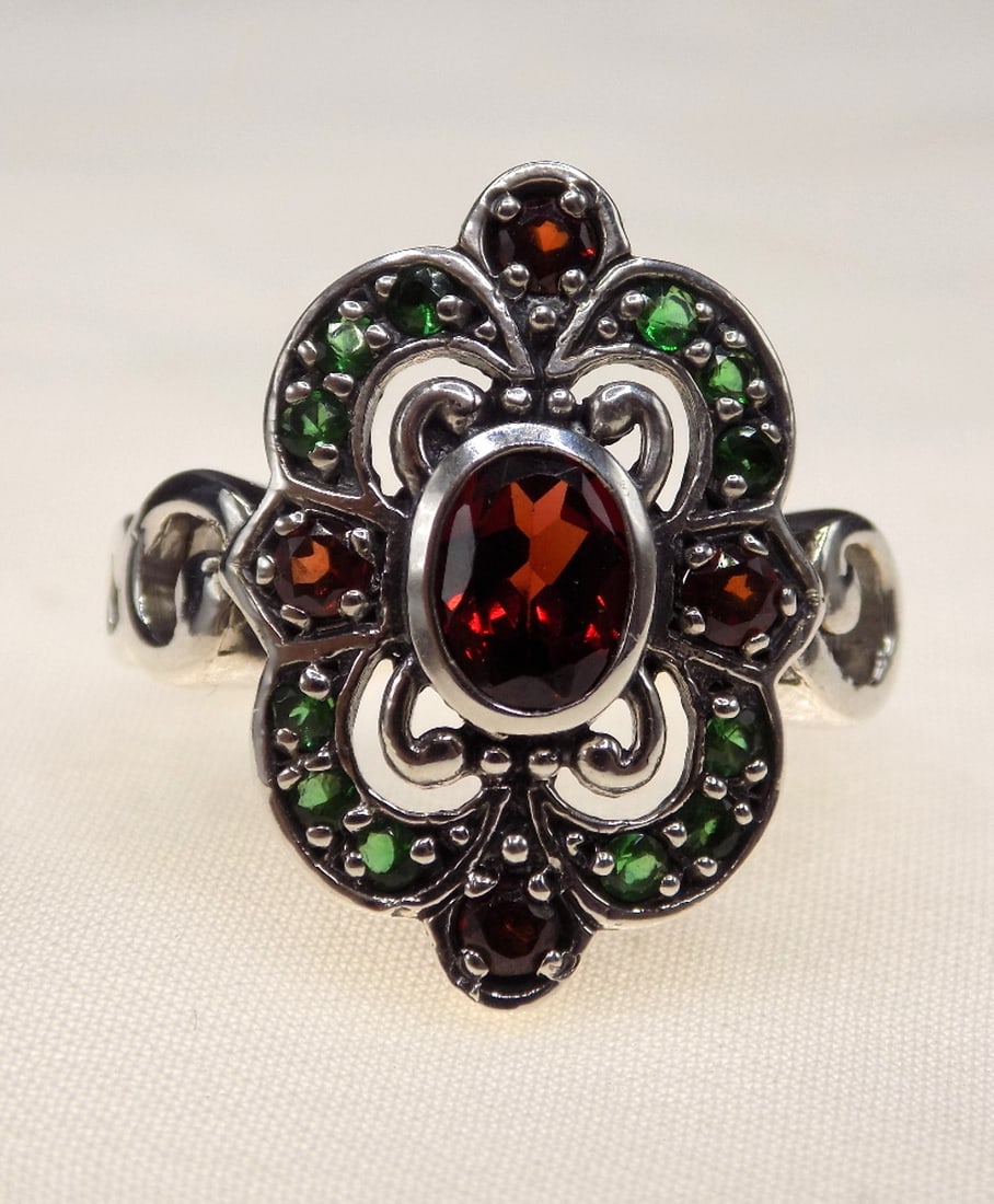Beautiful 2 cwt fire garnet and emerald sterling silver ring (1 of 4)