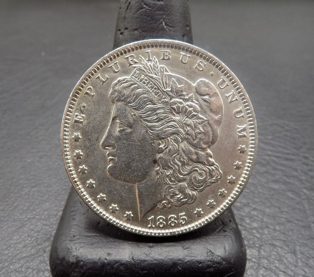 Uncirculated 1885 Morgan silver dollar: Uncirculated 1885 Morgan silver dollar. Please see photos. For in house shipping, please call Mike at Thriftiques 319-321-0613