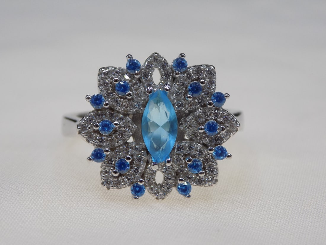 Beautiful 2 cwt aquamarine and topaz sterling silver ring: Beautiful 2 cwt aquamarine and topaz sterling silver ring. Lab created aquamarine. Size 8 . For in house shipping, please call Mike at Thriftiques 319-321-0613